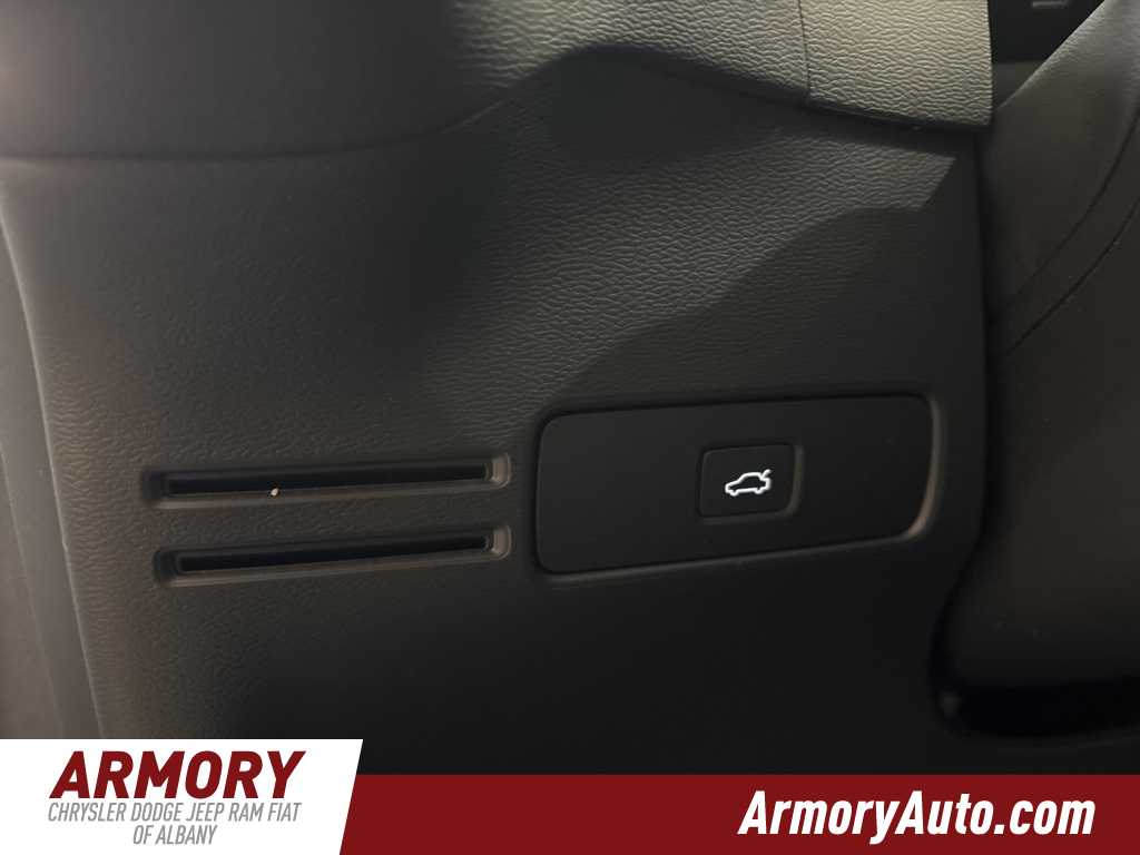 Thumbnail: 2023 Volvo XC40 - 12