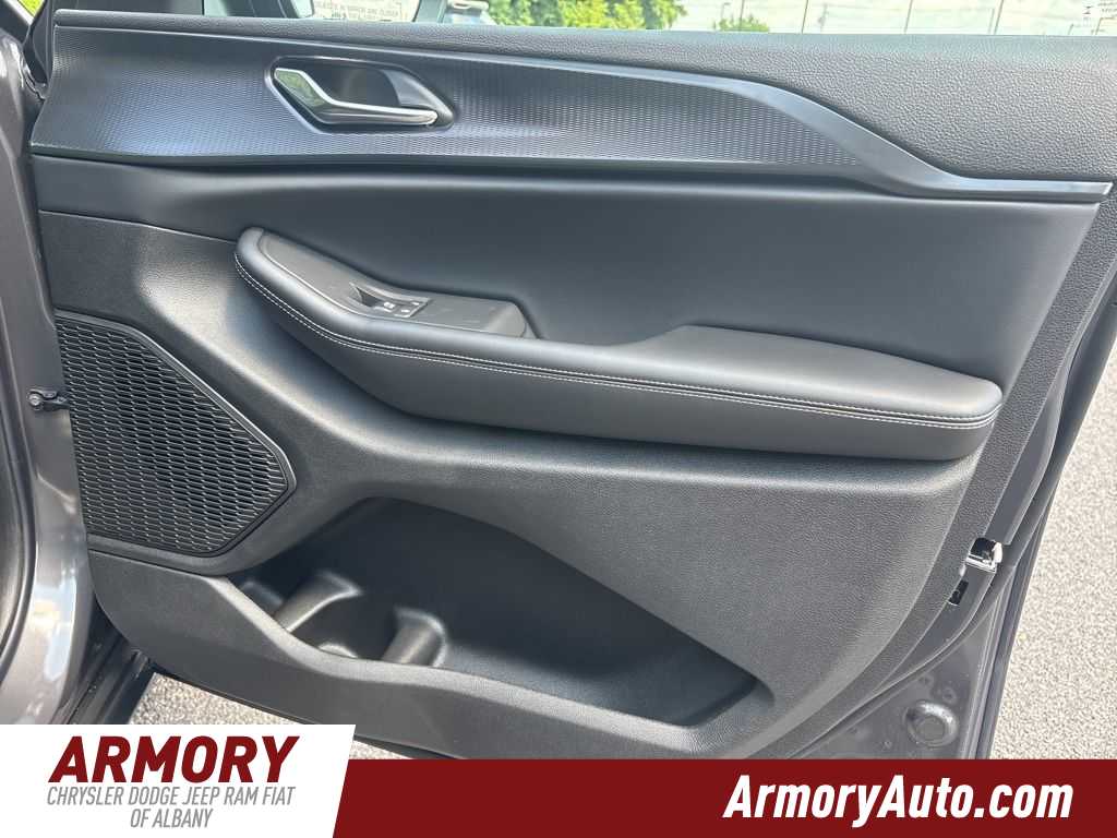 Thumbnail: 2025 Jeep Grand Cherokee - 31