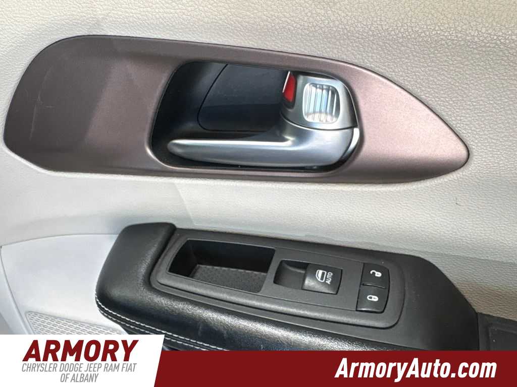 Thumbnail: 2022 Chrysler Voyager - 38