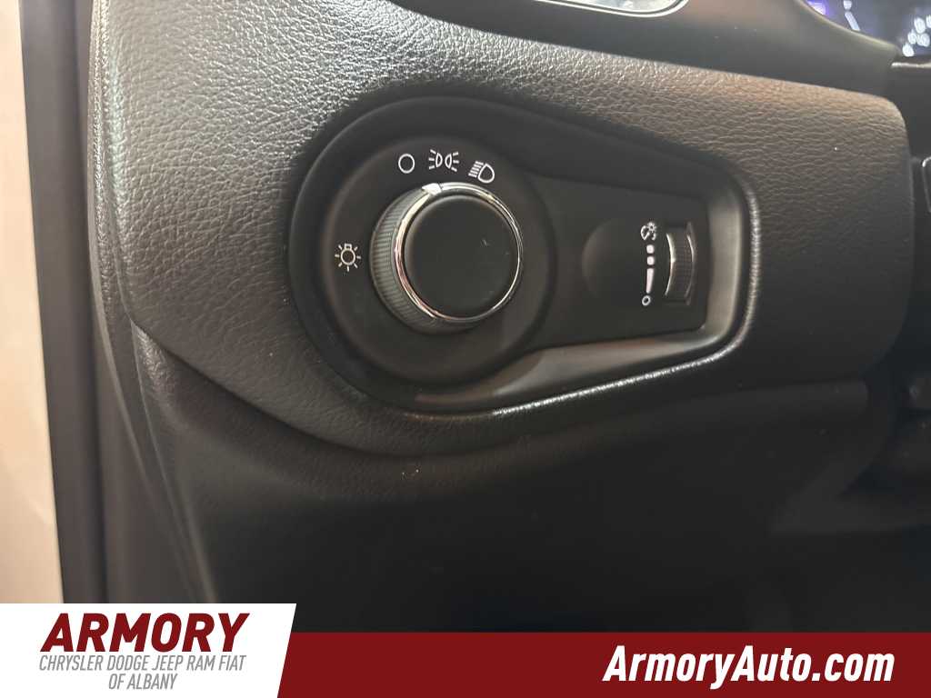 Thumbnail: 2023 Jeep Renegade - 10