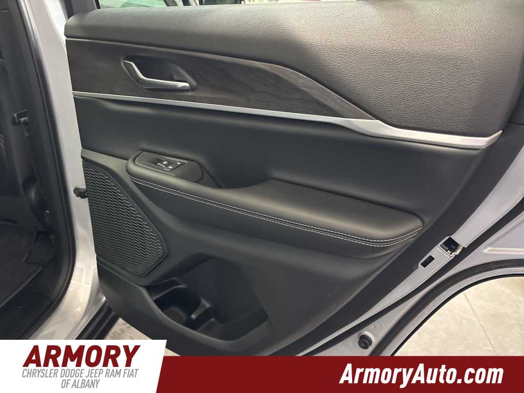 Thumbnail: 2025 Jeep Grand Cherokee - 32