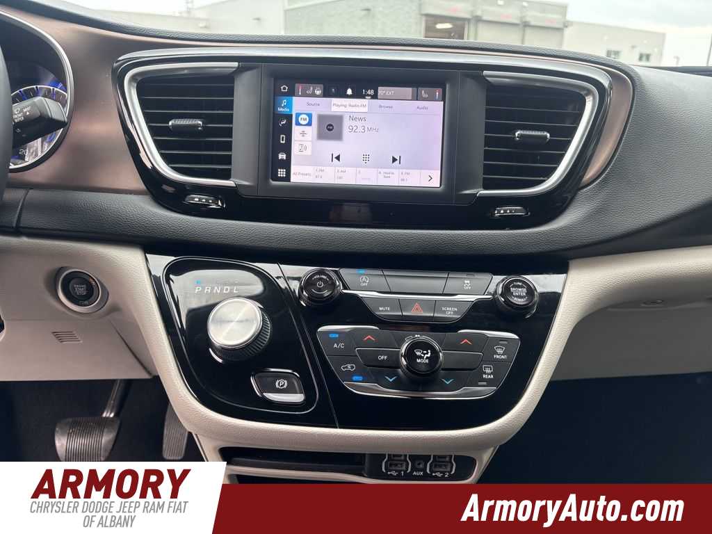 Thumbnail: 2022 Chrysler Voyager - 11