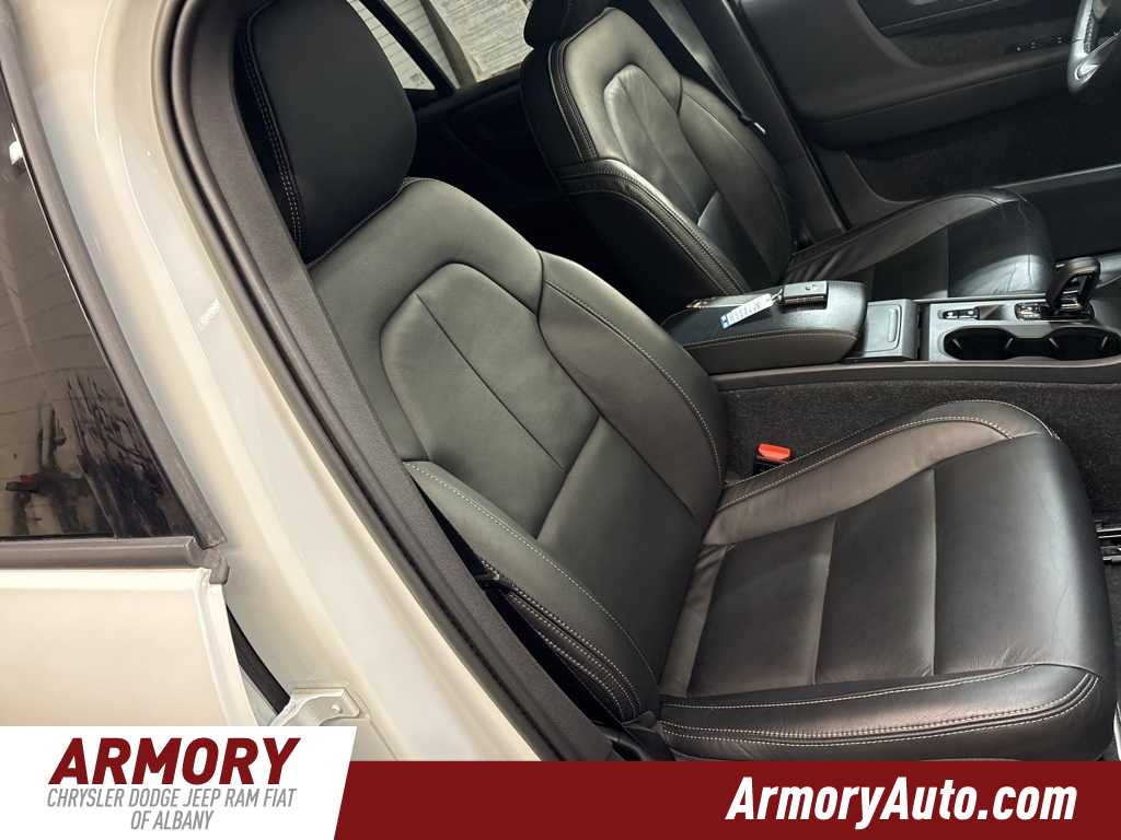 Thumbnail: 2023 Volvo XC40 - 38