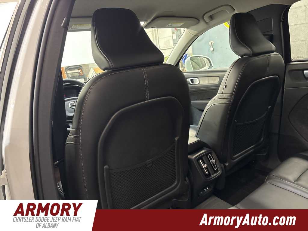 Thumbnail: 2023 Volvo XC40 - 25