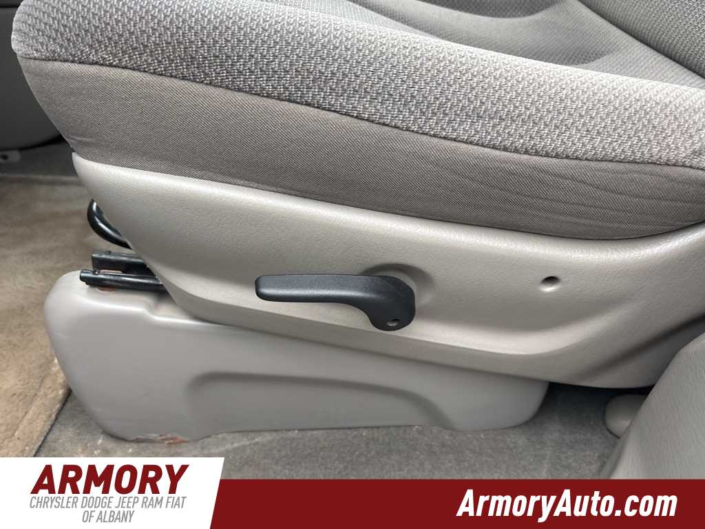 Thumbnail: 2002 Chrysler Voyager - 10