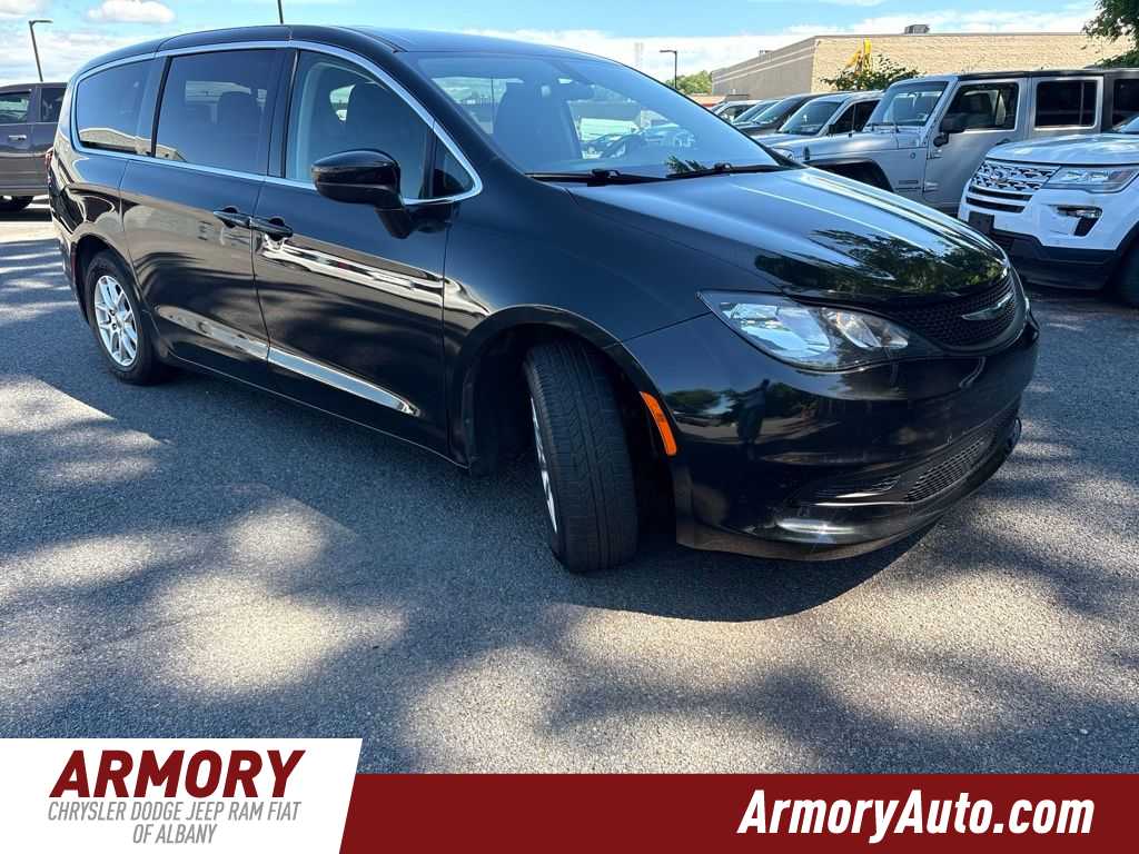 Thumbnail: 2022 Chrysler Voyager - 3