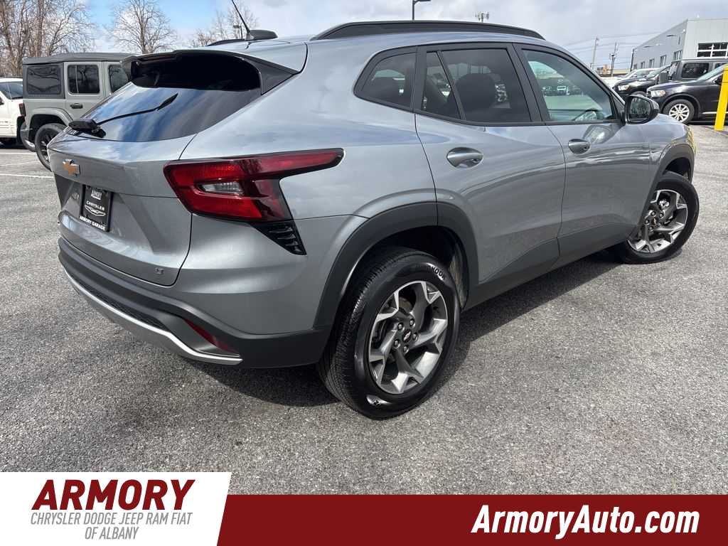 Thumbnail: 2025 Chevrolet Trax - 4