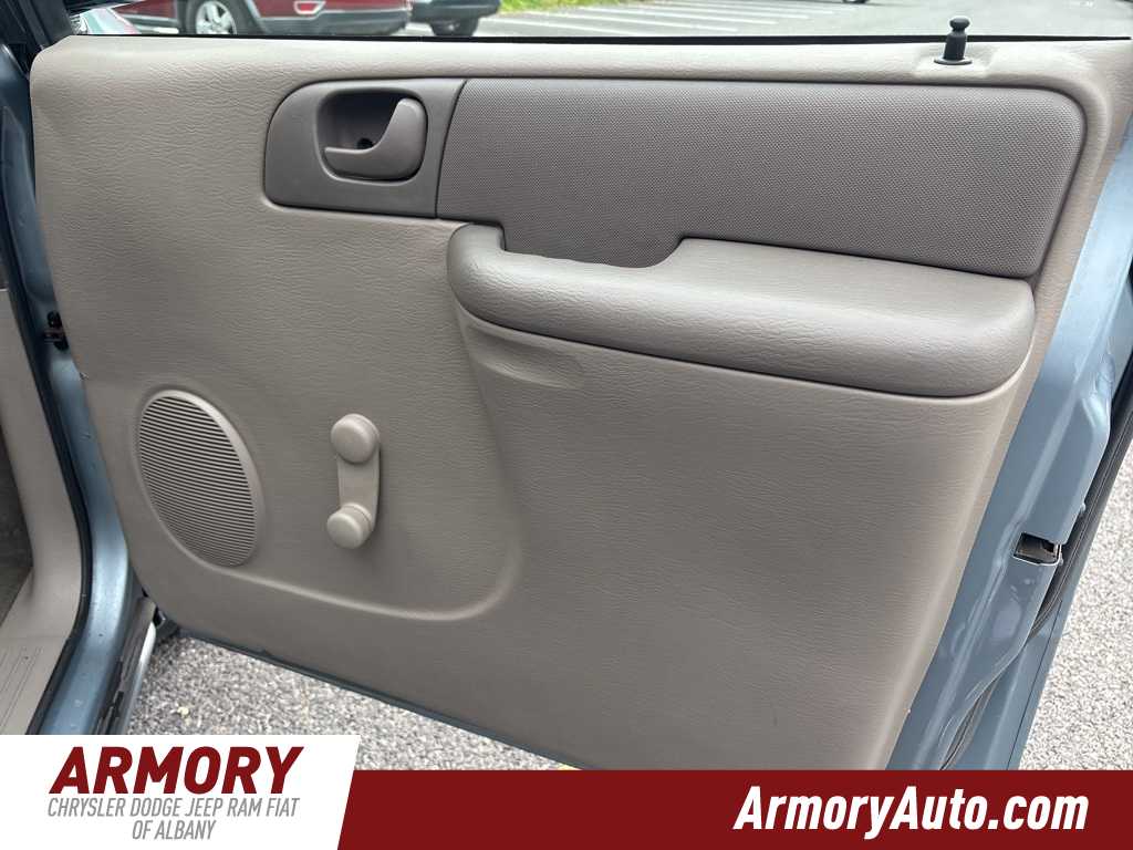 Thumbnail: 2002 Chrysler Voyager - 28