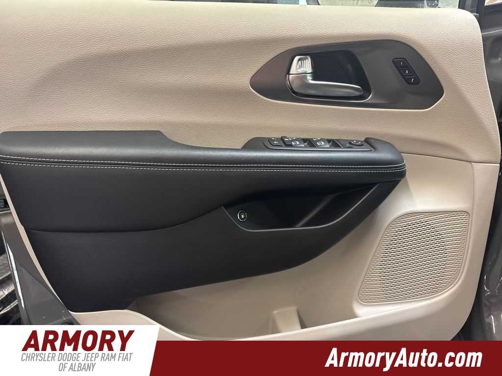 Thumbnail: 2023 Chrysler Pacifica - 7