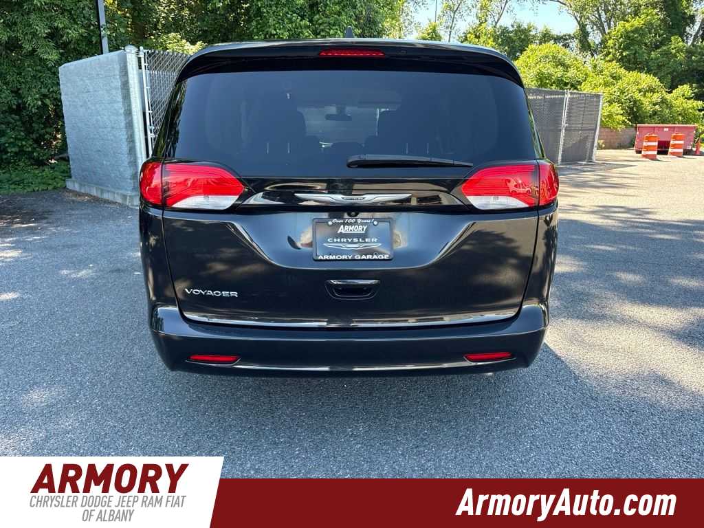 Thumbnail: 2022 Chrysler Voyager - 5