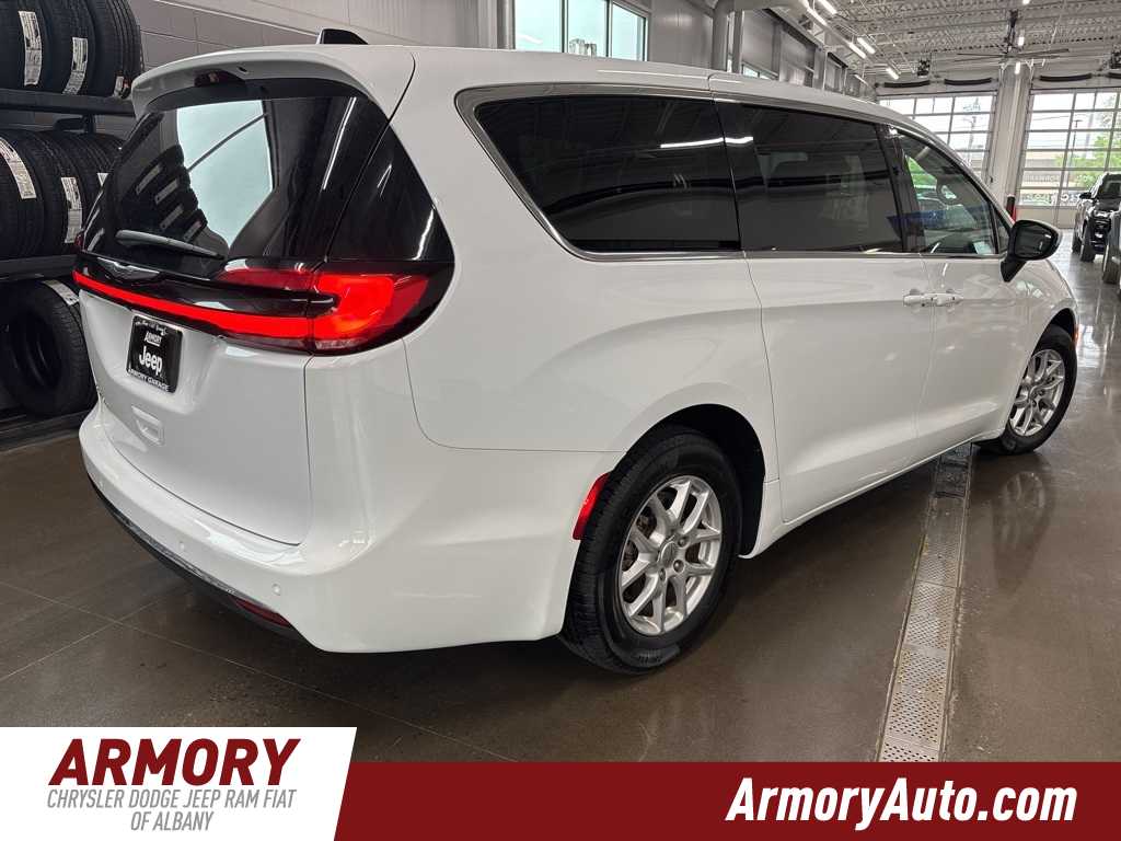 2023 Chrysler Pacifica Touring L 4
