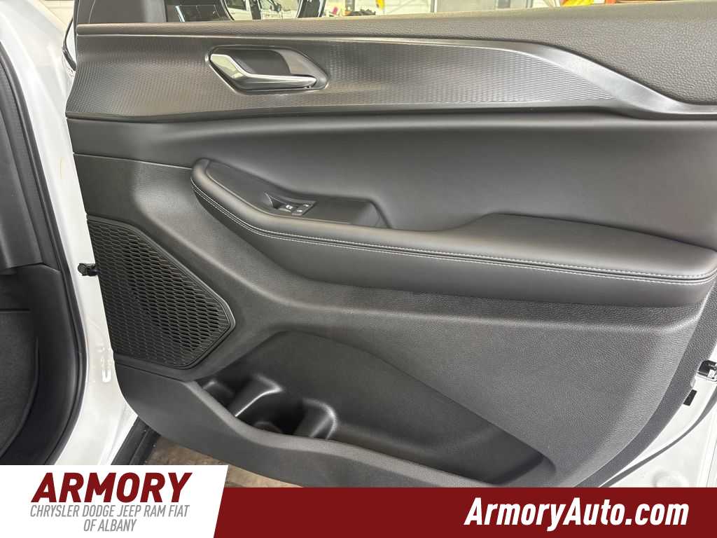 Thumbnail: 2025 Jeep Grand Cherokee - 32