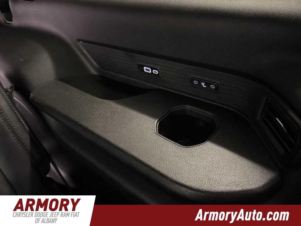 Thumbnail: 2023 Jeep Wagoneer - 32