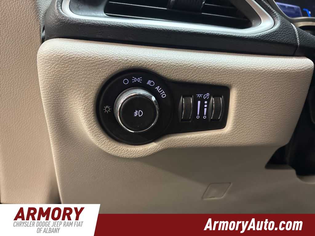 Thumbnail: 2017 Chrysler Pacifica - 9