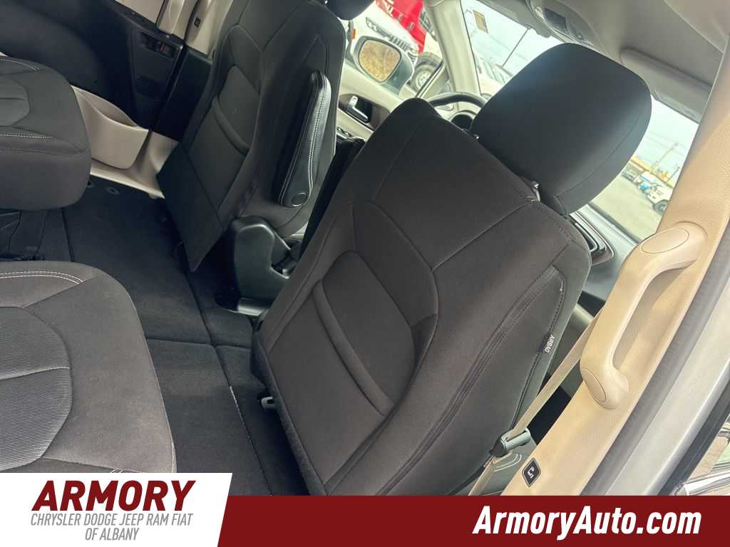 Thumbnail: 2022 Chrysler Voyager - 24