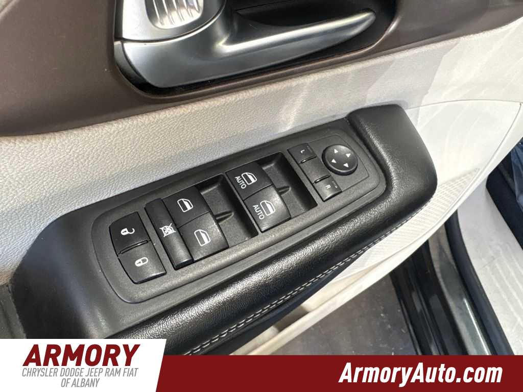 Thumbnail: 2022 Chrysler Voyager - 8