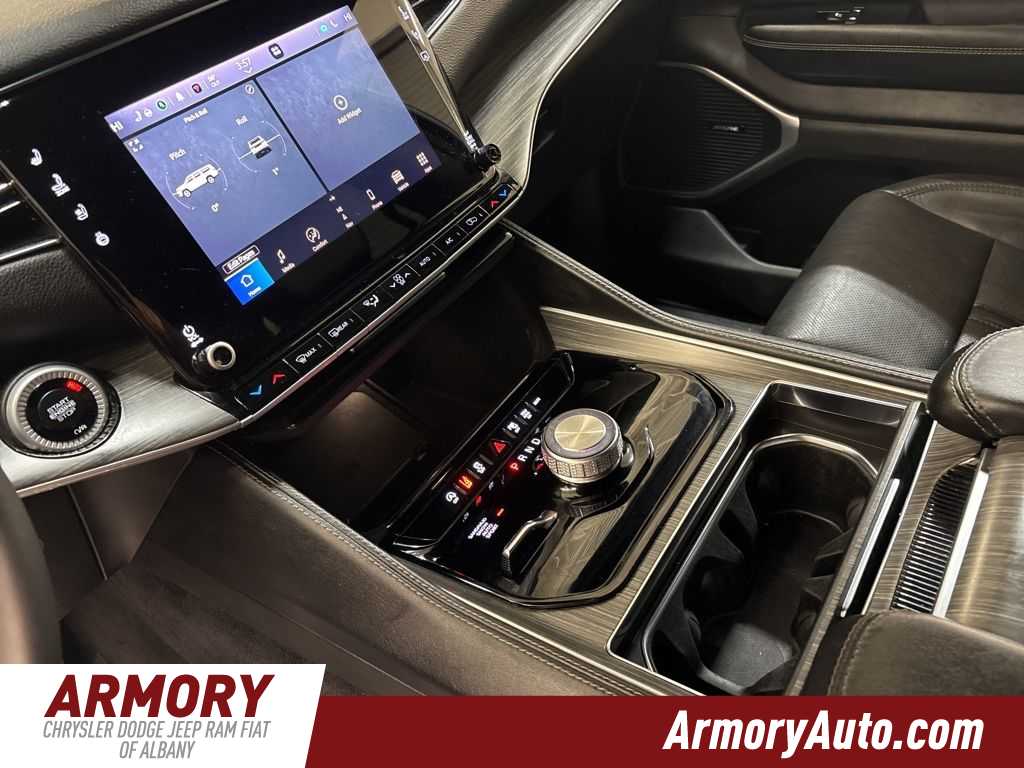 Thumbnail: 2023 Jeep Wagoneer - 18