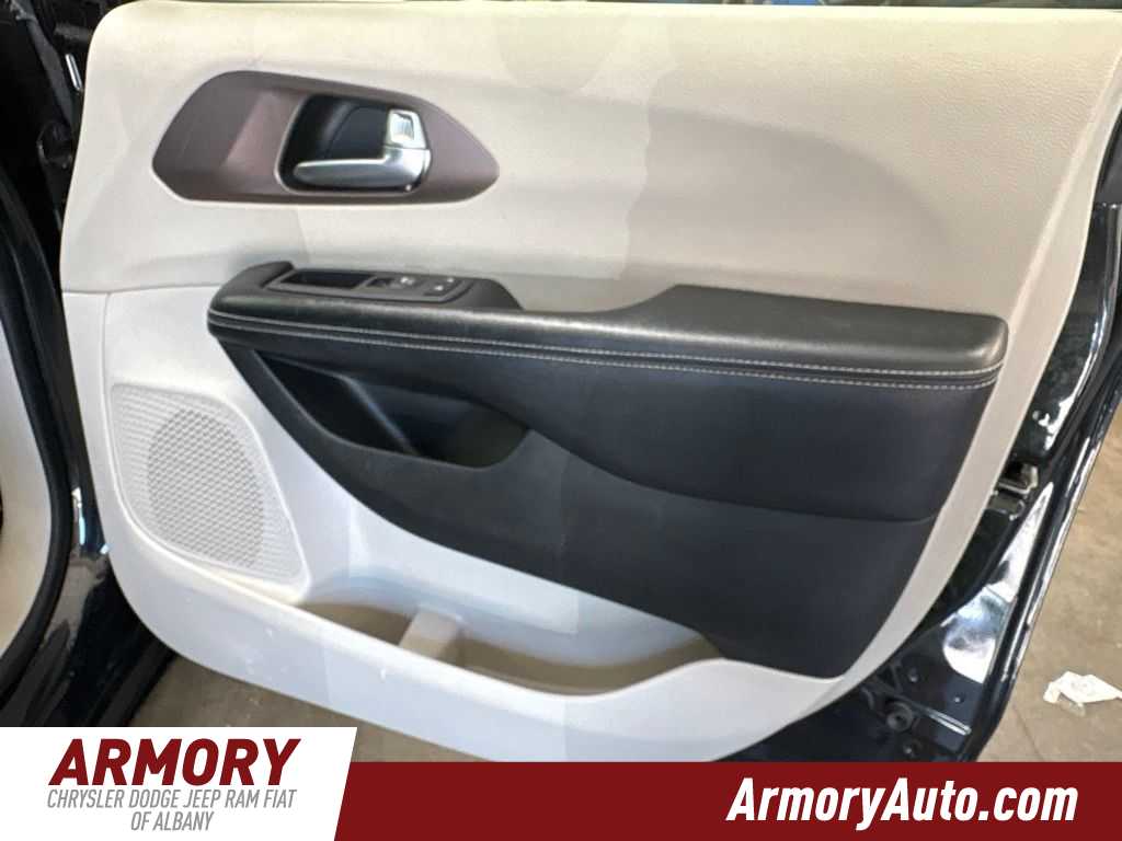 Thumbnail: 2022 Chrysler Voyager - 37
