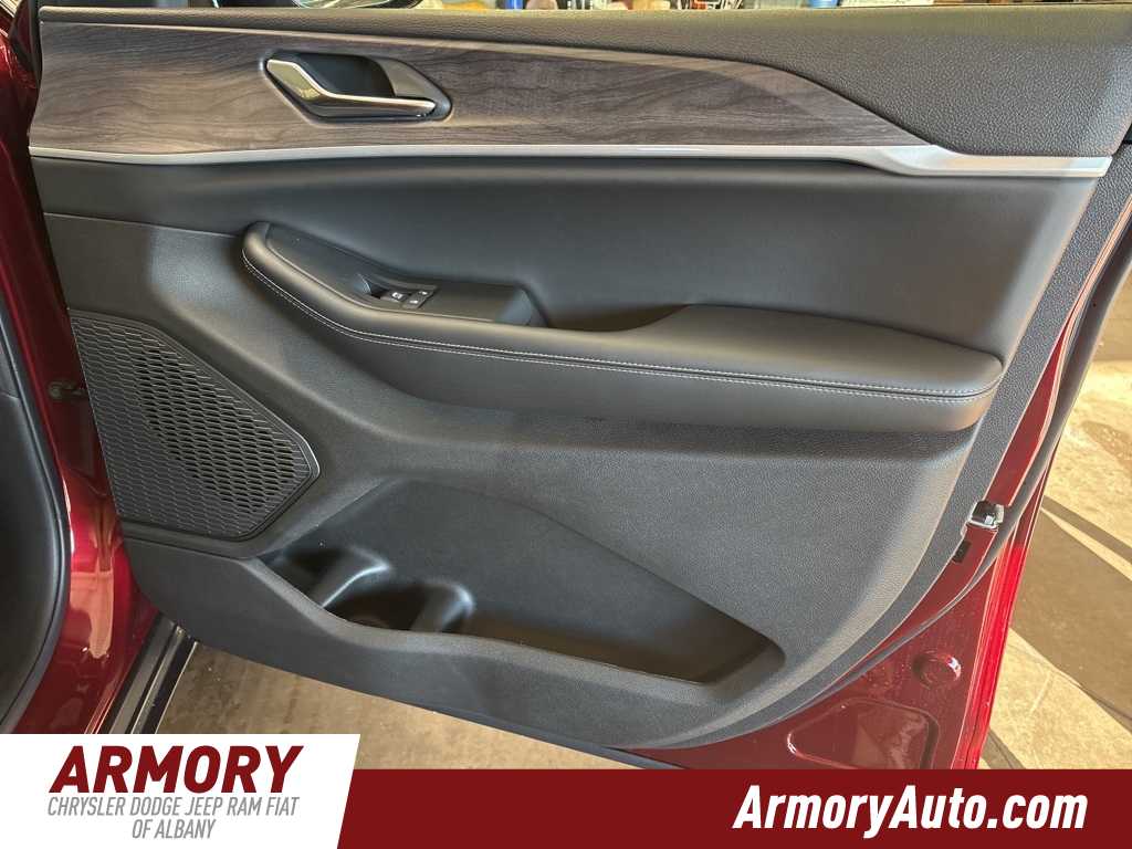 Thumbnail: 2025 Jeep Grand Cherokee - 33