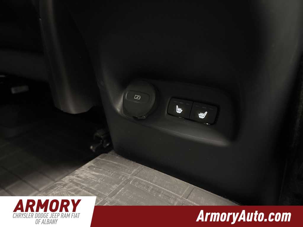 Thumbnail: 2023 Volvo XC40 - 34