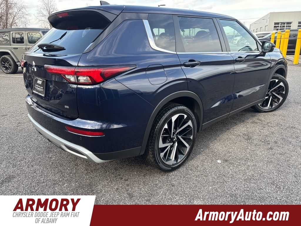 Thumbnail: 2024 Mitsubishi Outlander - 4