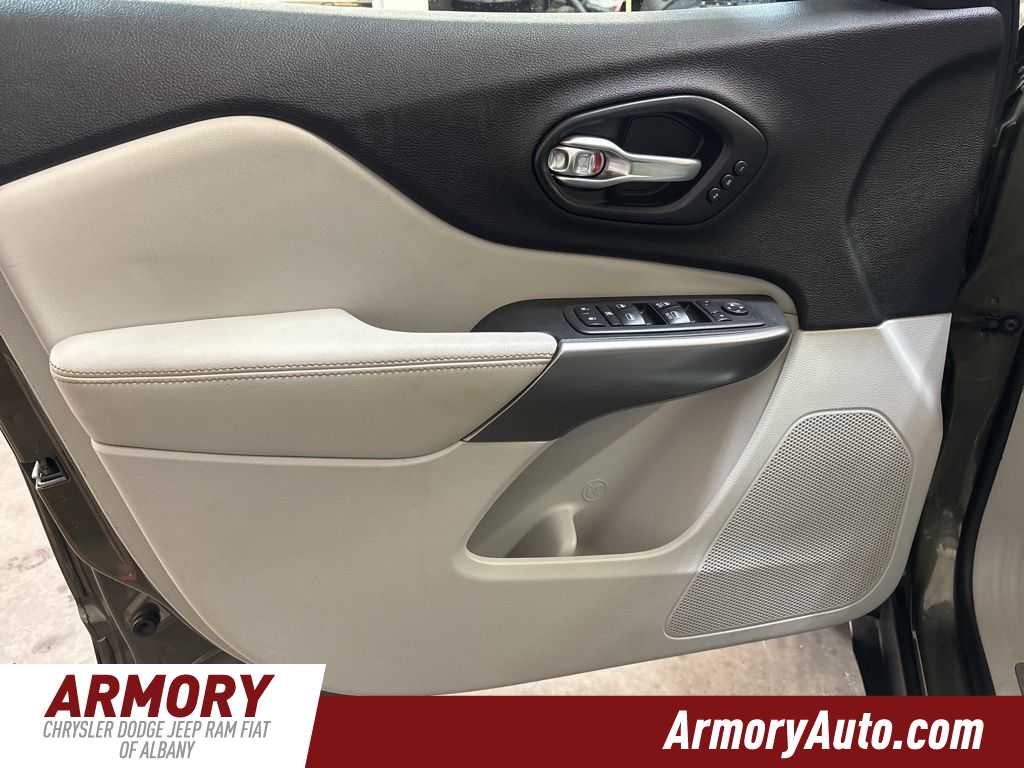 Thumbnail: 2019 Jeep Cherokee - 7