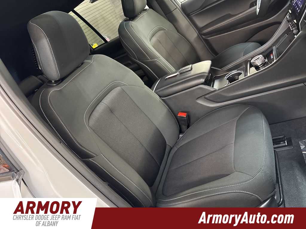 Thumbnail: 2025 Jeep Grand Cherokee - 40