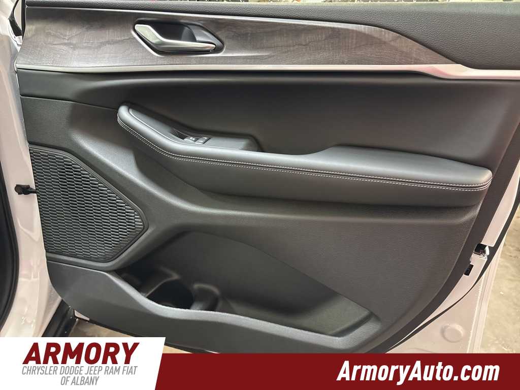 Thumbnail: 2025 Jeep Grand Cherokee - 37