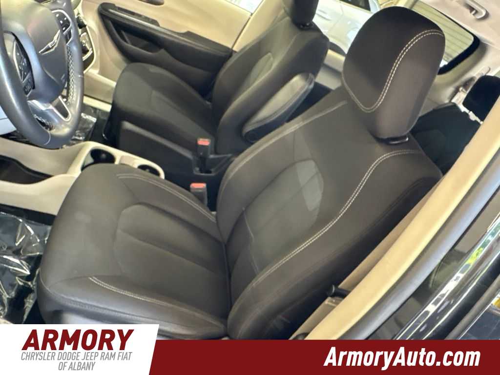 Thumbnail: 2022 Chrysler Voyager - 12