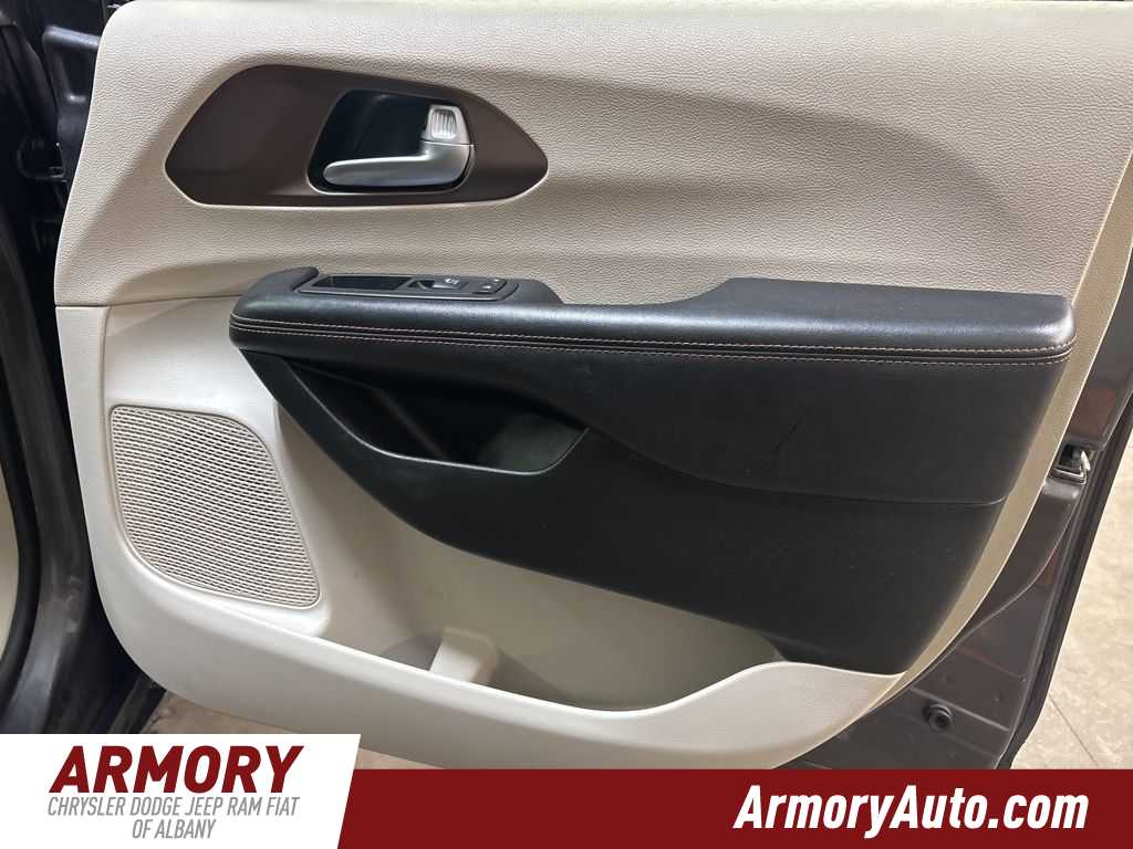 Thumbnail: 2017 Chrysler Pacifica - 37