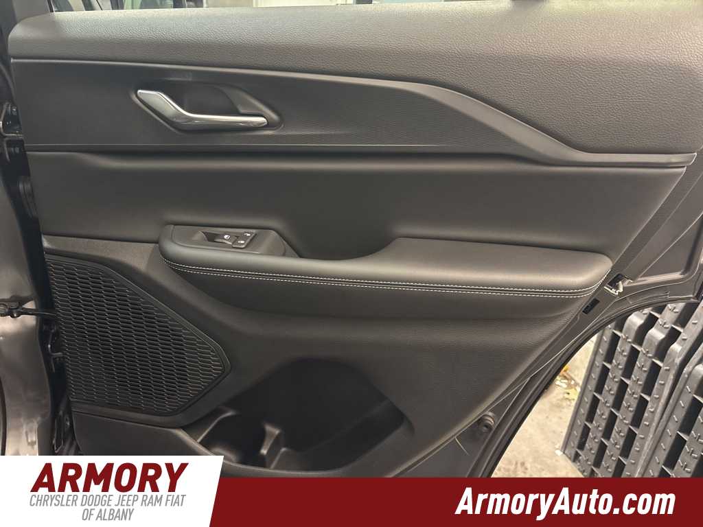 Thumbnail: 2025 Jeep Grand Cherokee - 31