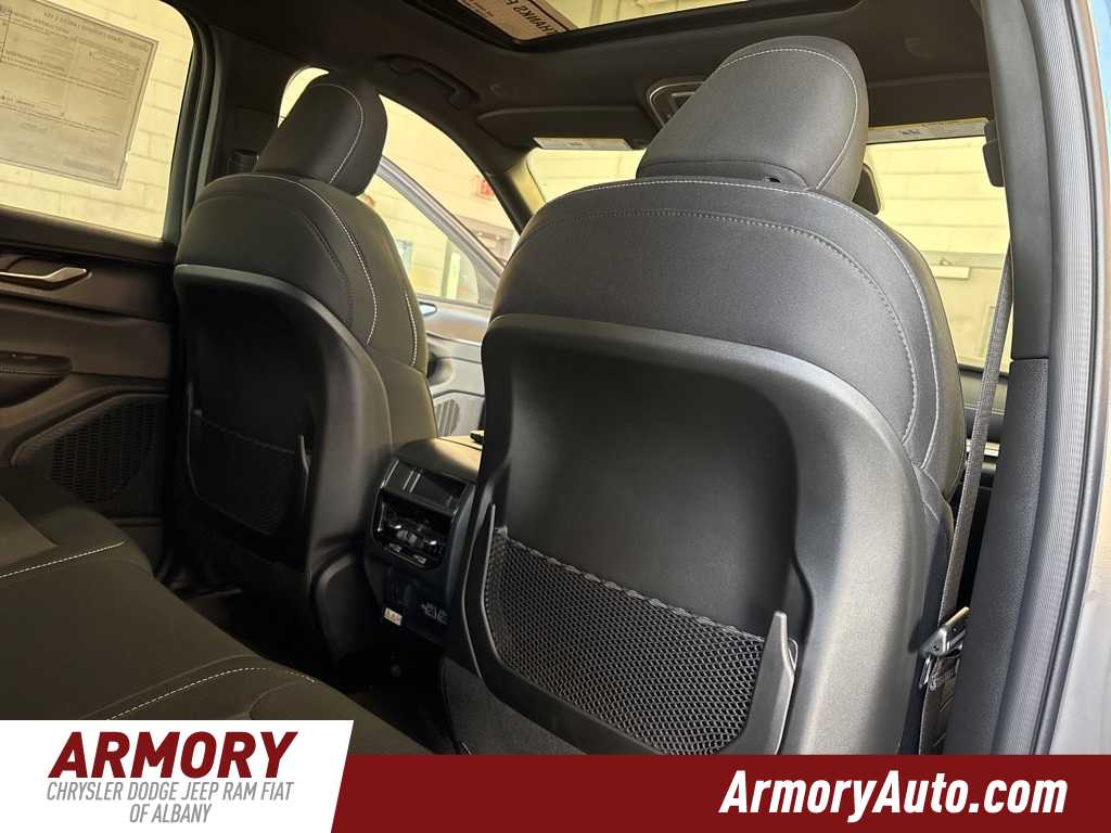 Thumbnail: 2025 Jeep Grand Cherokee - 32