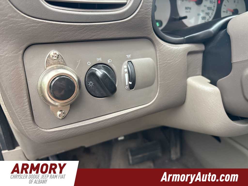Thumbnail: 2002 Chrysler Voyager - 11