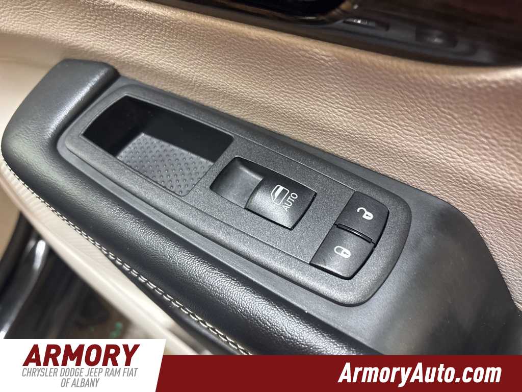 Thumbnail: 2023 Chrysler Pacifica - 34