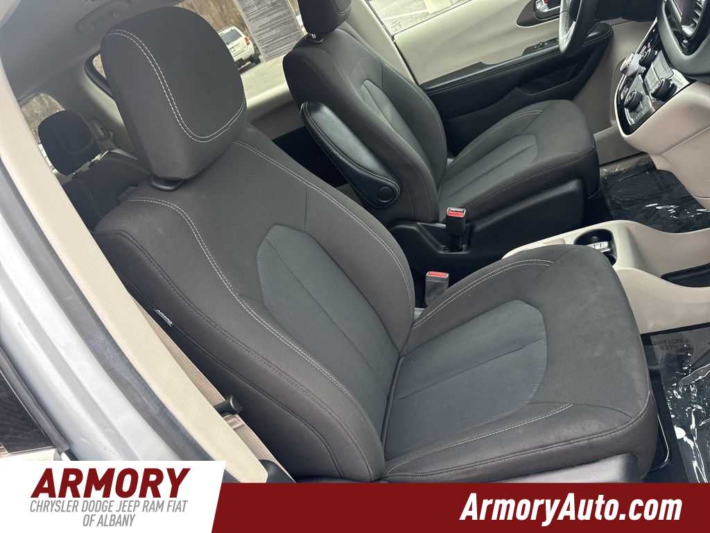 Thumbnail: 2022 Chrysler Voyager - 30