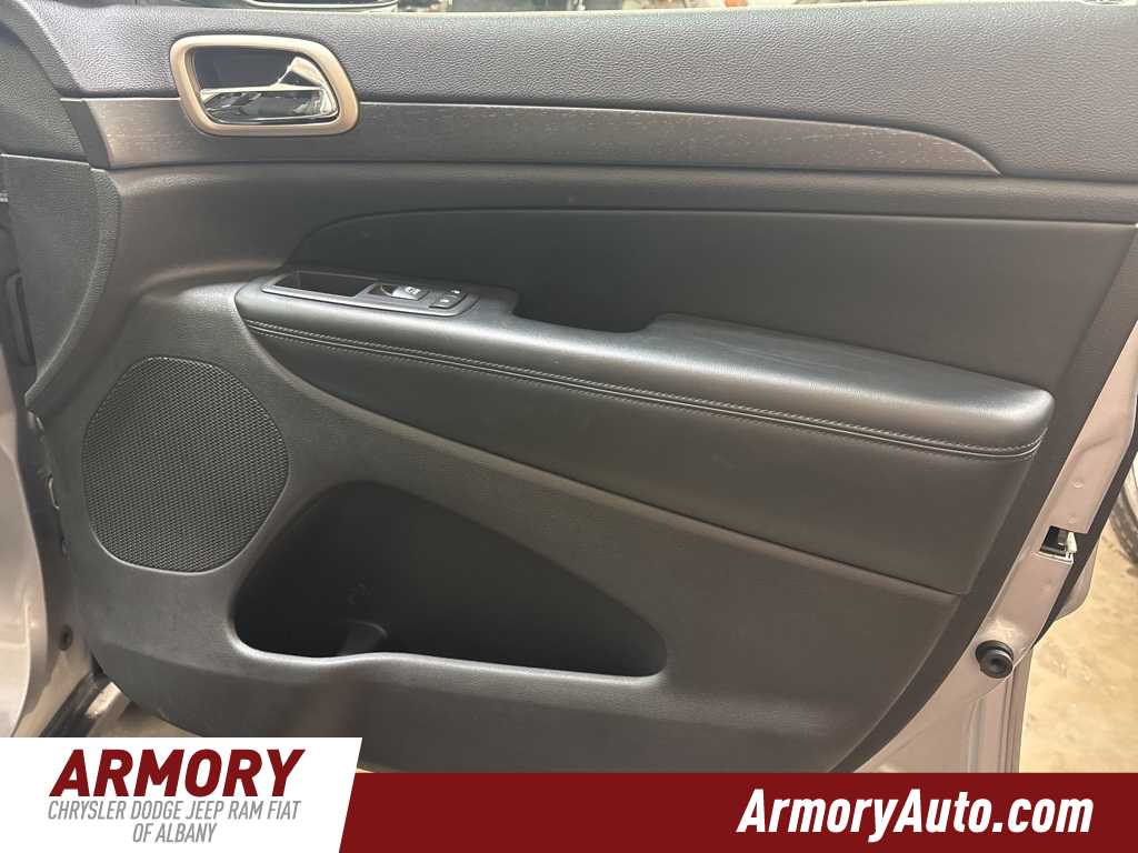 Thumbnail: 2017 Jeep Grand Cherokee - 32