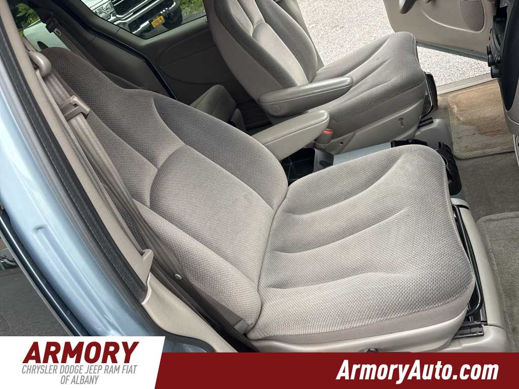 Thumbnail: 2002 Chrysler Voyager - 30