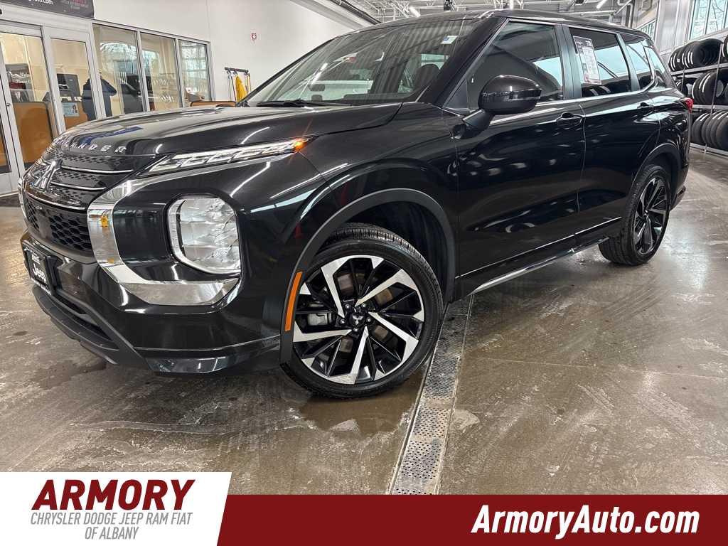 2022 Mitsubishi Outlander ES's photo