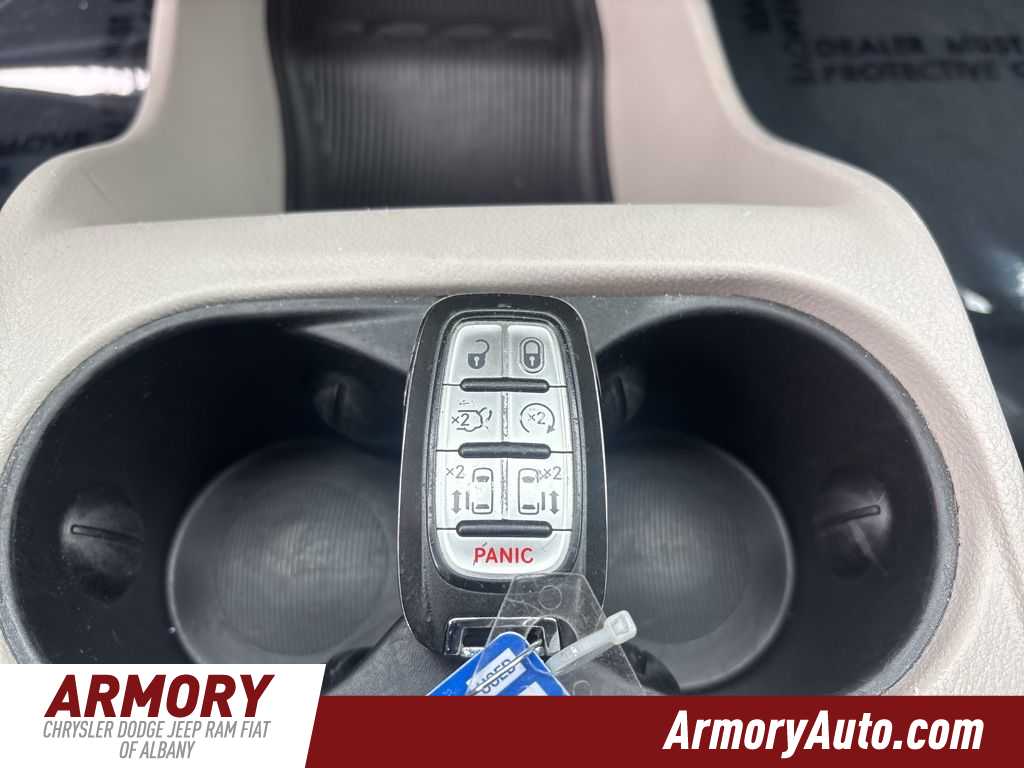 Thumbnail: 2022 Chrysler Voyager - 16