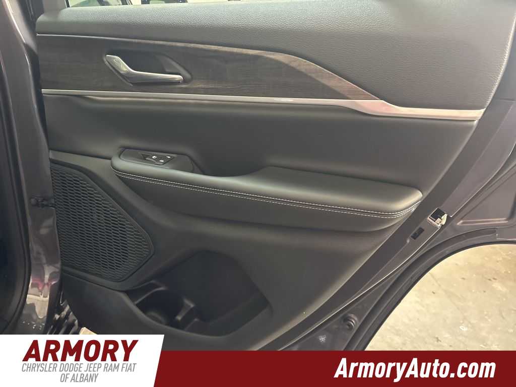 Thumbnail: 2025 Jeep Grand Cherokee - 32