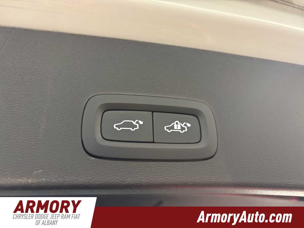 Thumbnail: 2023 Volvo XC40 - 28