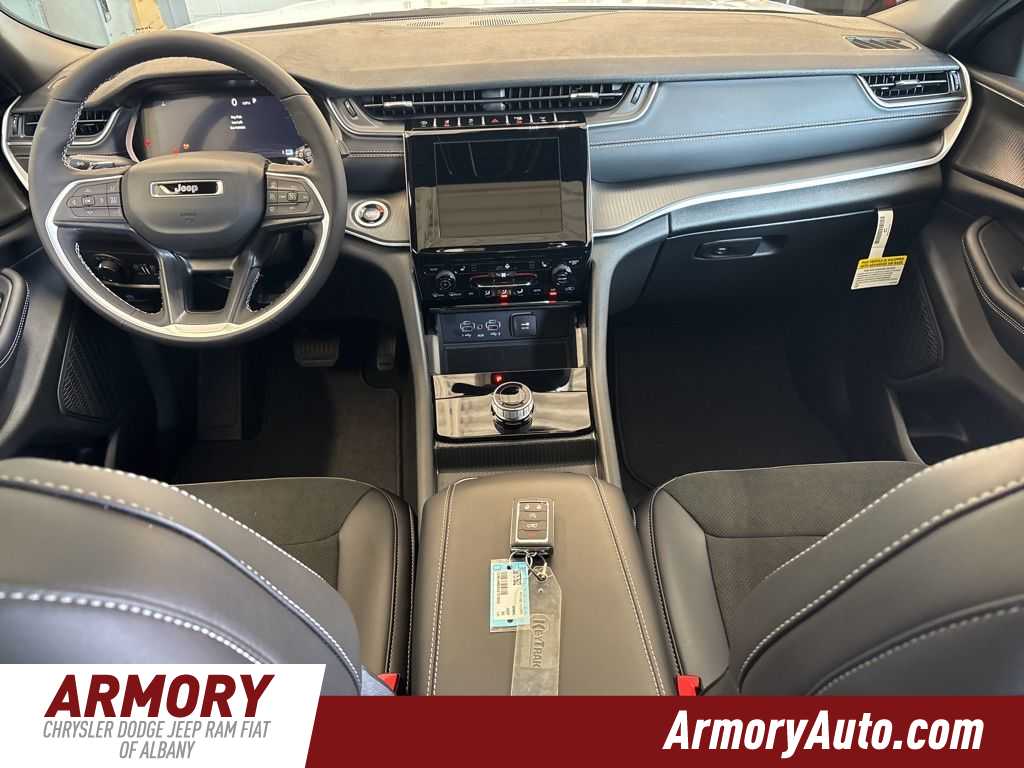 Thumbnail: 2025 Jeep Grand Cherokee - 32