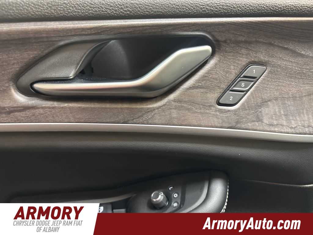 Thumbnail: 2023 Jeep Grand Cherokee L - 9