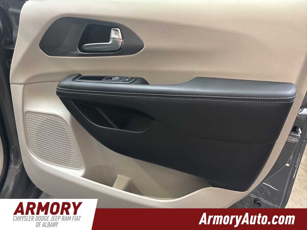 Thumbnail: 2023 Chrysler Pacifica - 37