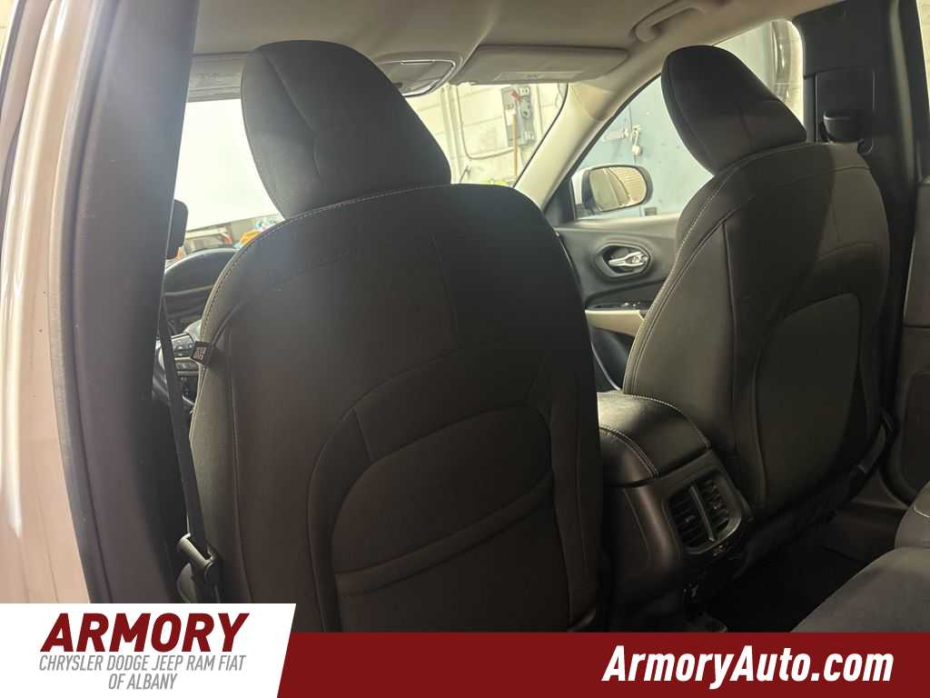 Thumbnail: 2017 Jeep Cherokee - 25