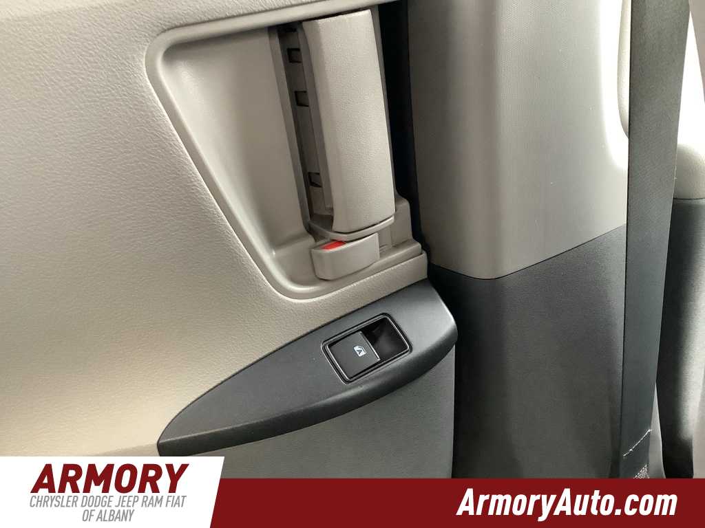 Thumbnail: 2020 Toyota Sienna - 26