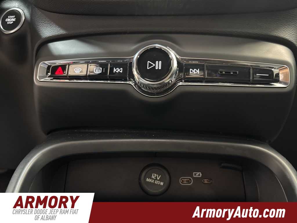 Thumbnail: 2023 Volvo XC40 - 17