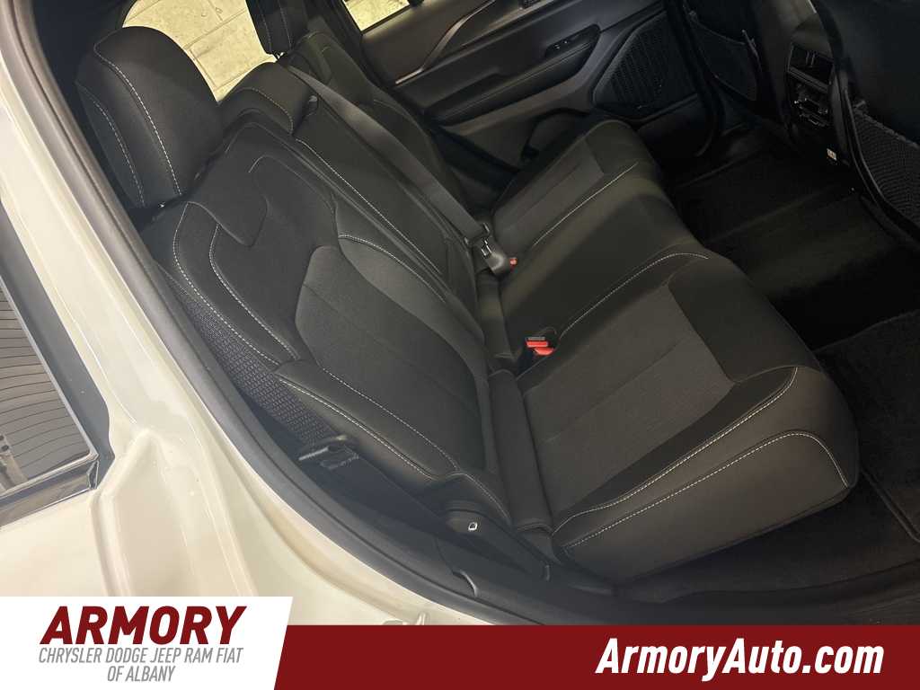 Thumbnail: 2025 Jeep Grand Cherokee - 32