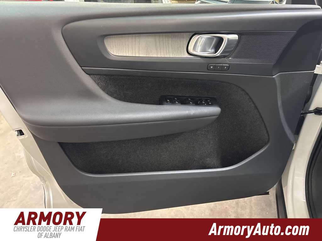 Thumbnail: 2023 Volvo XC40 - 7