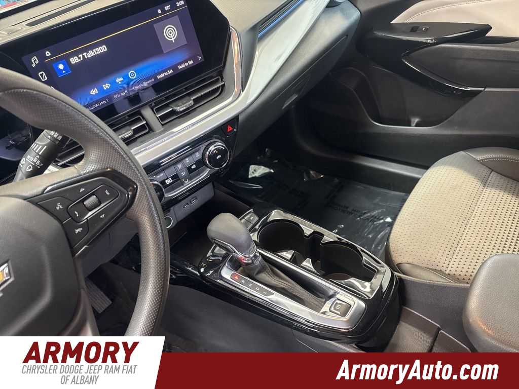 Thumbnail: 2025 Chevrolet Trax - 17